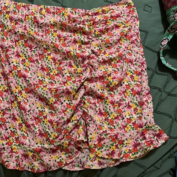 Floral mini skirt size 16 - Picture 2 of 4